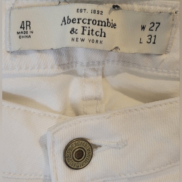 A&F Ladies White Jean's - Picture 4 of 8